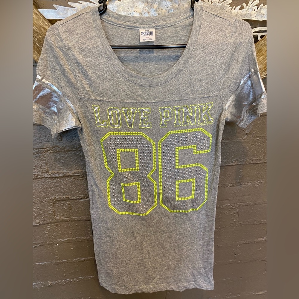 NWOT CLASSIC PINK BLING 💎 86 rhinestone and button appliqué tee